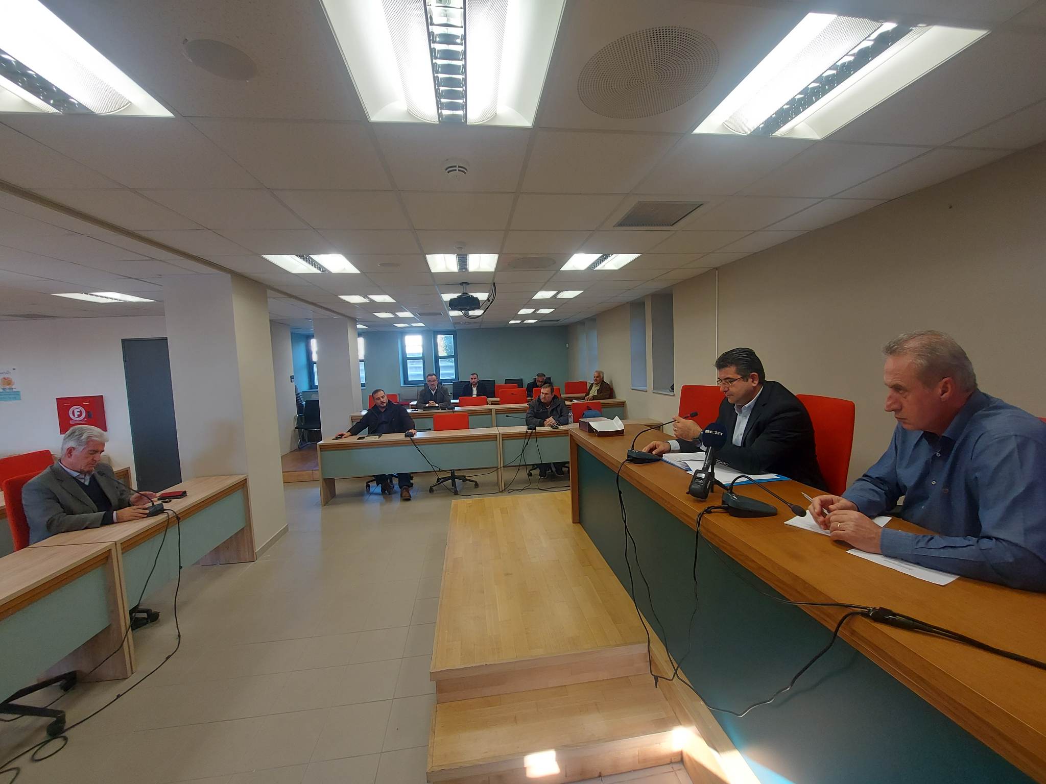 Οικονομική Επιτροπή: Όλα ομόφωνα και νέες παρατάσεις για τις αναπλάσεις Ναυαρίνου και Κολοκοτρώνη