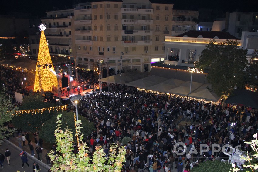 Φωταγωγήθηκε το Χριστουγεννιάτικο δέντρο  στην κεντρική πλατεία της Καλαμάτας