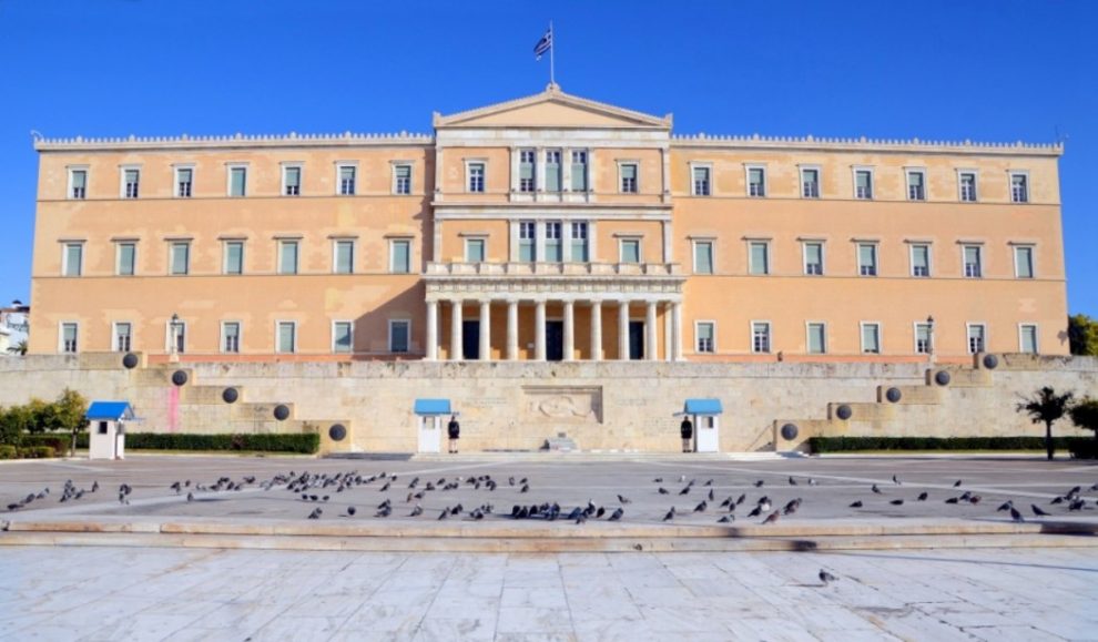 Σύνταγμα: 17χρονη προσπάθησε να μπει με μαχαίρι στη Βουλή