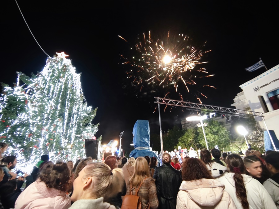 Φωταγωγήθηκε το χριστουγεννιάτικο δέντρο στην κεντρική πλατεία της Μεσσήνης