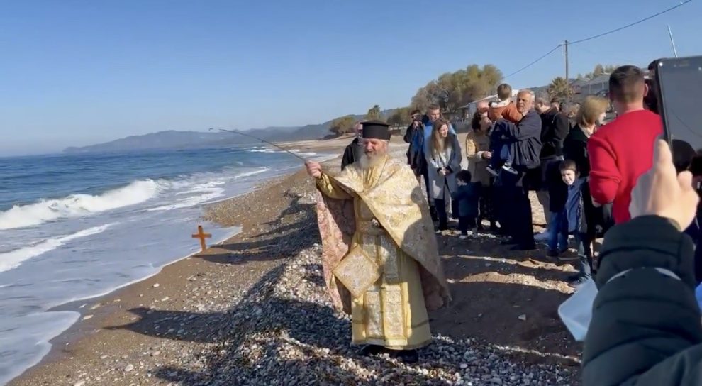 Μεσσηνία -Θεοφάνεια: Ιερέας έριξε το Σταυρό στη θάλασσα με καλάμι ψαρέματος (βίντεο)