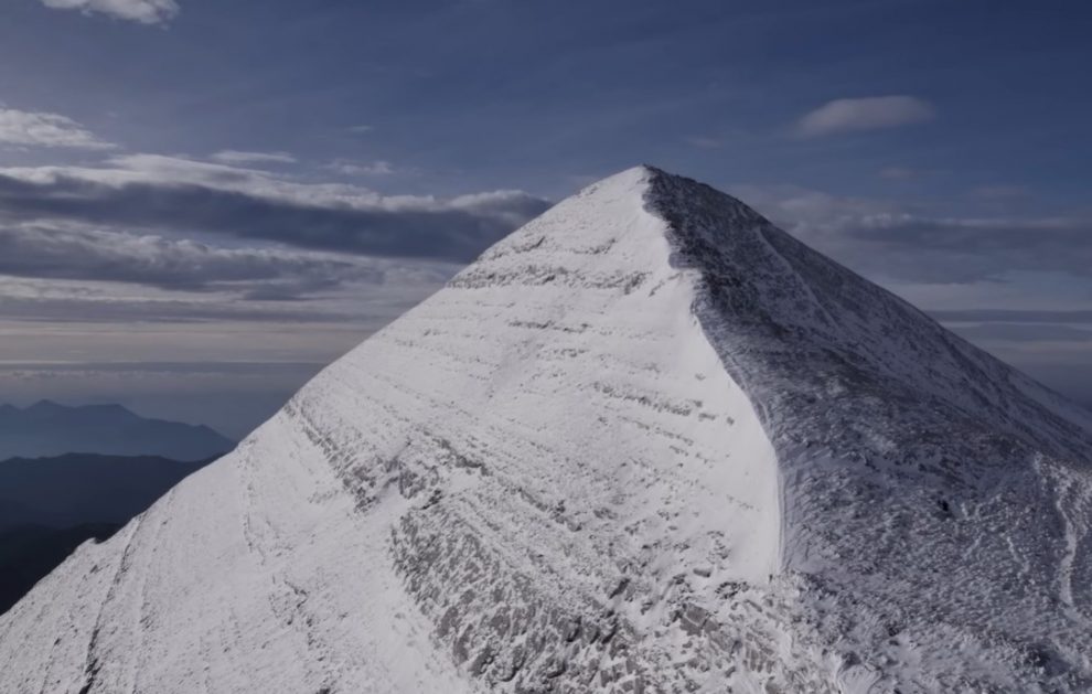 Μοναδική θέα με τη χιονισμένη πυραμίδα του Ταΰγετου από ψηλά