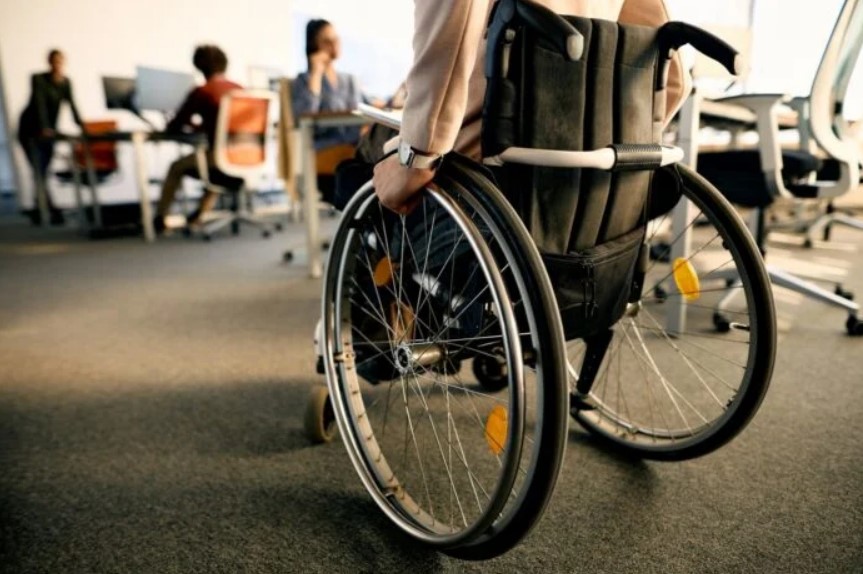 Άτομα με αναπηρία: Η πόλη έχει κάνει βήματα, αλλά οφείλει  να επιταχύνει το βηματισμό της