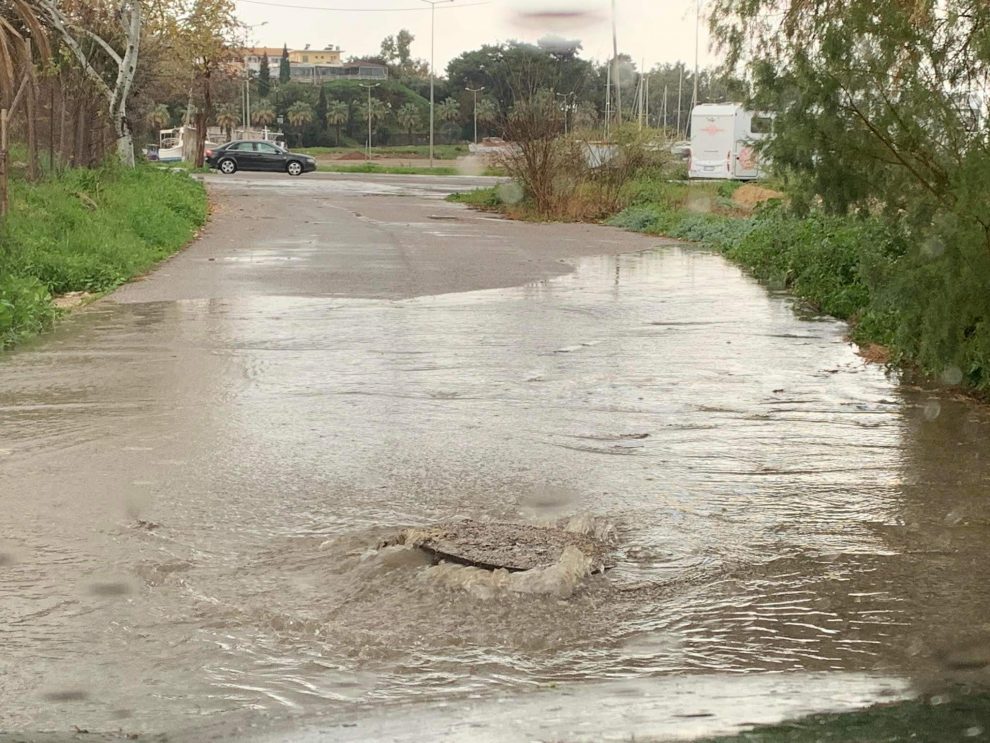 Κυπαρισσία: Λύματα στον παραλιακό δρόμο  Αποβάθρας και στο λιμάνι