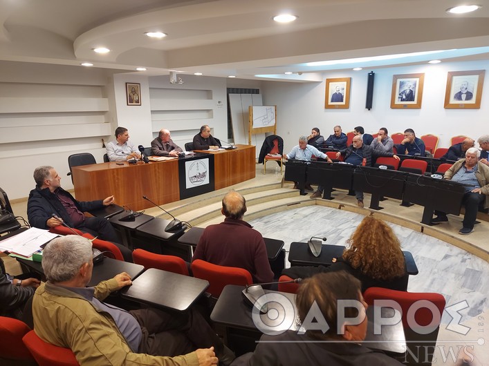 Το Δημοτικό Συμβούλιο Μεσσήνης συνεδριάζει με τη  λιμνοδεξαμενή του Τρικόρφου να κυριαρχεί