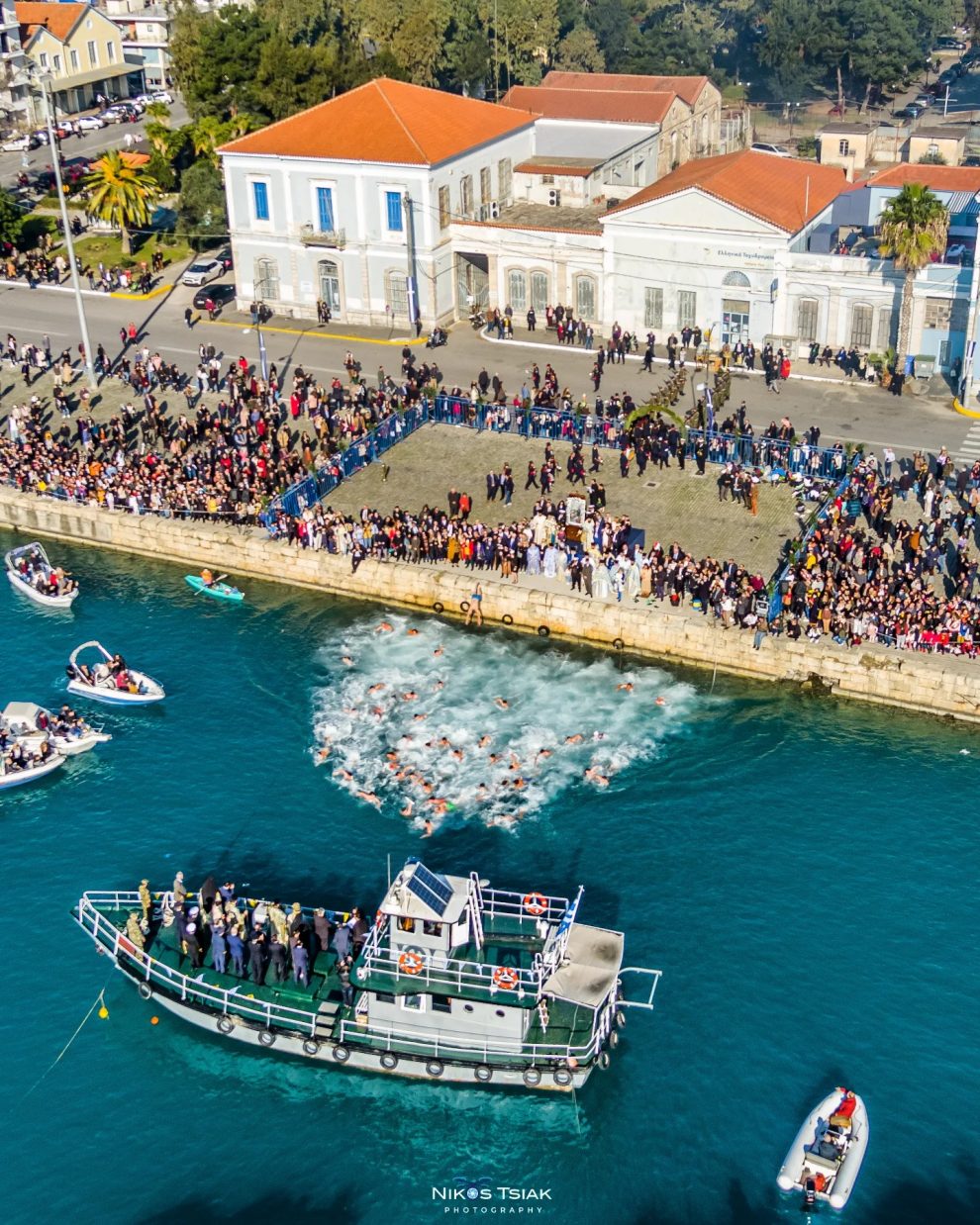 Καλαμάτα: Ο αγιασμός των υδάτων από ψηλά (βίντεο)