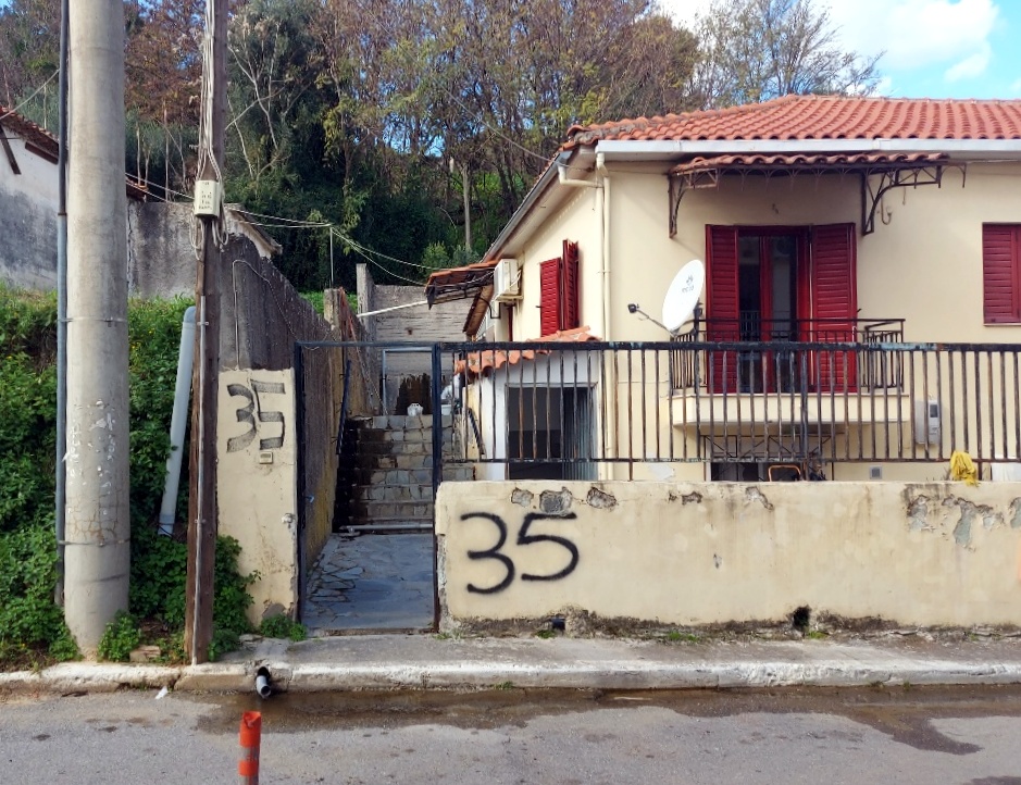 Καλαμάτα: Ένα σπίτι μόνιμα πλημμυρισμένο με τους αρμοδίους να δηλώνουν «άσχετοι»