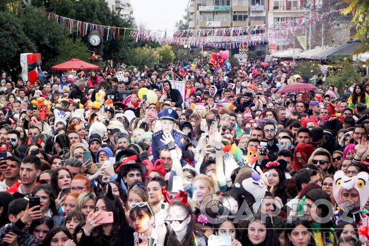 Το  10ο Καλαματιανό Καρναβάλι «κατέβασε» στο δρόμο χιλιάδες κόσμου
