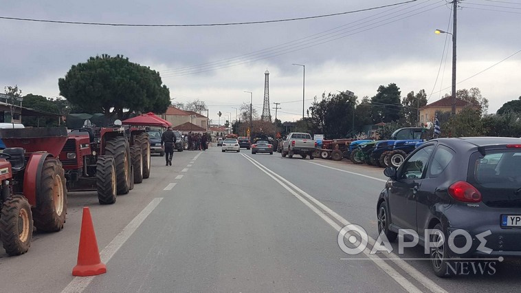 Φιλιατρά: Με παραταγμένα τρακτέρ υποδέχονται οι αγρότες πολίτες και πολιτικούς στον Άγιο Χαράλαμπο