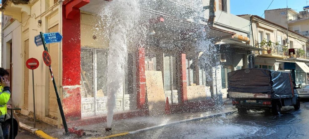 Καλαμάτα: Πίδακας νερού μετά από τροχαίο στη Φαρών