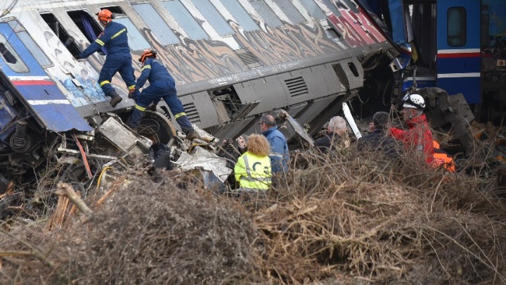 Έφτασαν τους 57 οι νεκροί από το σιδηροδρομικό δυστύχημα στα Τέμπη