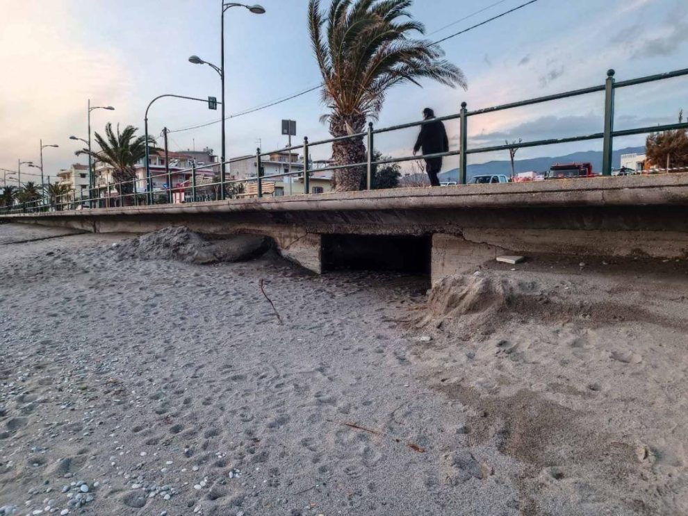 Μπαζωμένο υδατόρεμα αποκαλύφθηκε από  τις εργασίες για το πάρκινγκ στη Ναυαρίνου