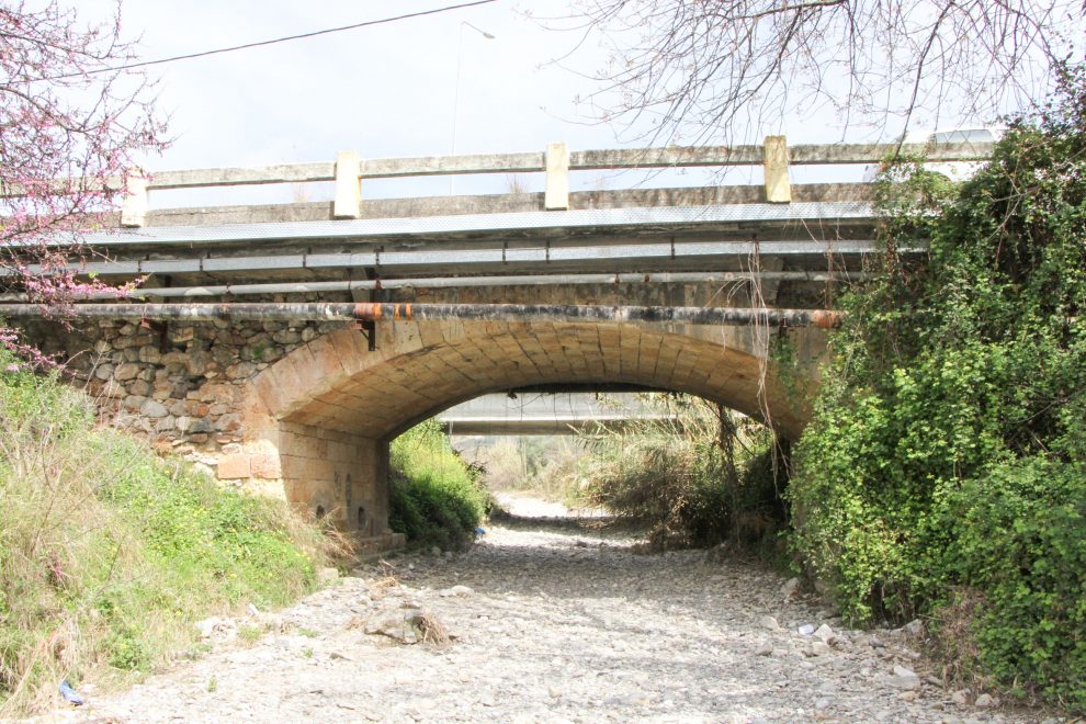 Θα καθαιρεθεί η παλιά γέφυρα στο ρέμα «Κερεζένια» απαντά ο Μορέας