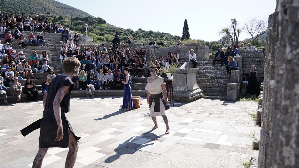 Αντιγόνη του Σοφοκλή από την  “La Nave Argo” στο  10ο  Διεθνές Νεανικό Φεστιβάλ Αρχαίου Δράματος στην Αρχαία Μεσσήνη