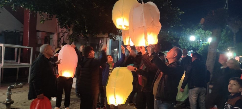 Εκατοντάδες ευχές με γλόμπους στον ουρανό της Κυπαρισσίας