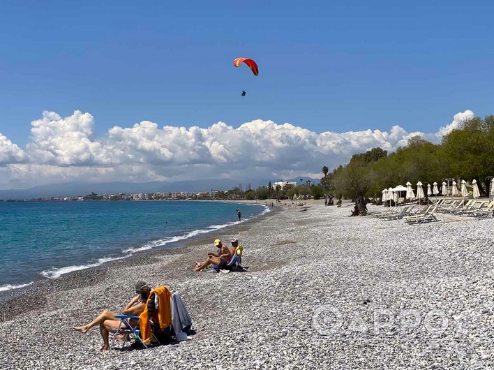 Επανήλθε η καλοκαιρία και οι λουόμενοι στην παραλία της Καλαμάτας