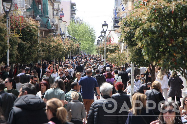 Βουλιάζει η Καλαμάτα από εκδρομείς του Πάσχα