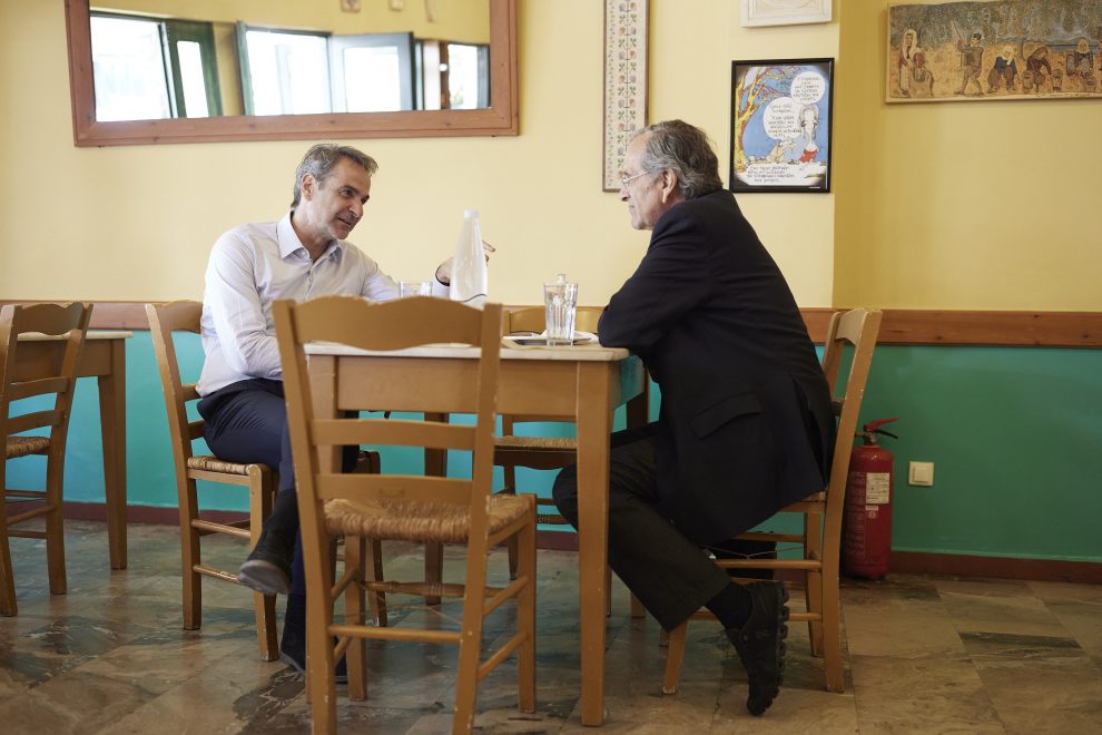 Έφτασε στην Καλαμάτα ο Μητσοτάκης και πήγε για γουρνοπούλα με Σαμαρά