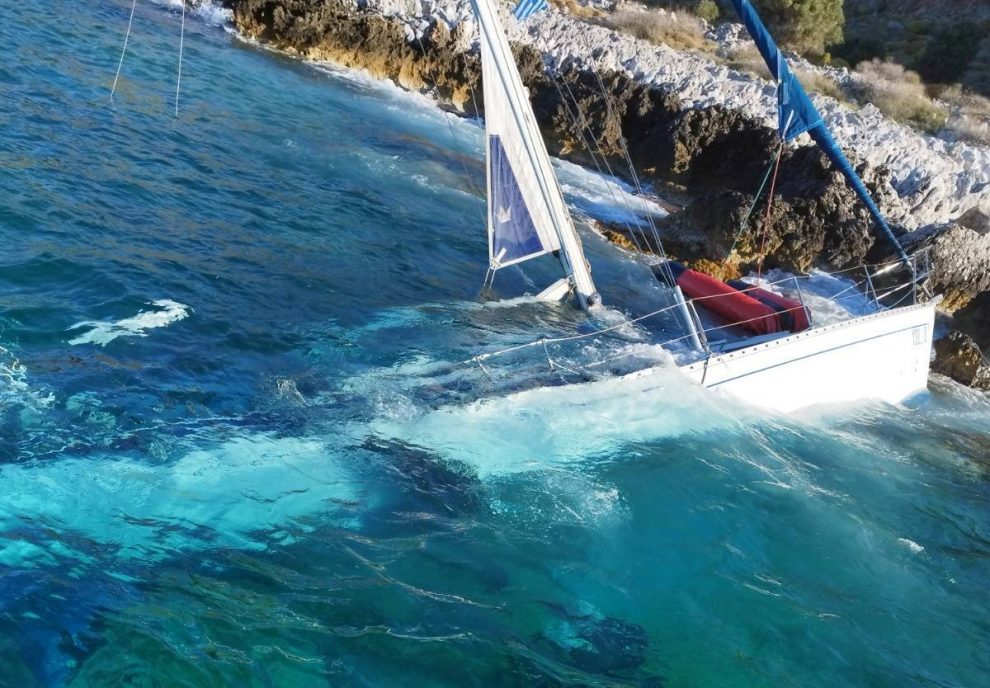 Μεσσηνιακός Κόλπος: Προσάραξε ημιβυθισμένο ιστιοπλοϊκό με μετανάστες – Ένας νεκρός