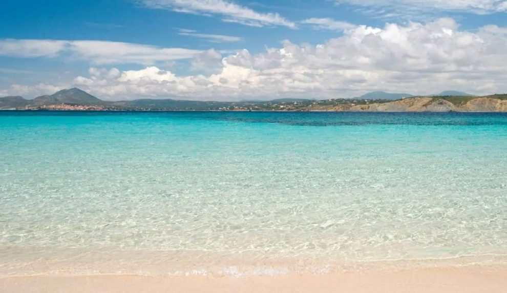 Άμμος: Παραδεισένια νερά, ήμερα κρι-κρι και πεζοπορικά μονοπάτια σε ένα ακατοίκητο νησάκι της Μεσσηνίας