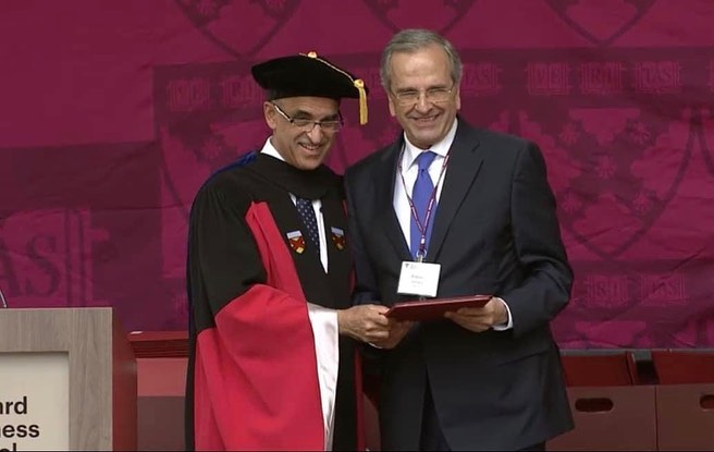 Ο Αντώνης Σαμαράς βραβεύτηκε από το Harvard με τη διάκριση Alumni Achievement Award