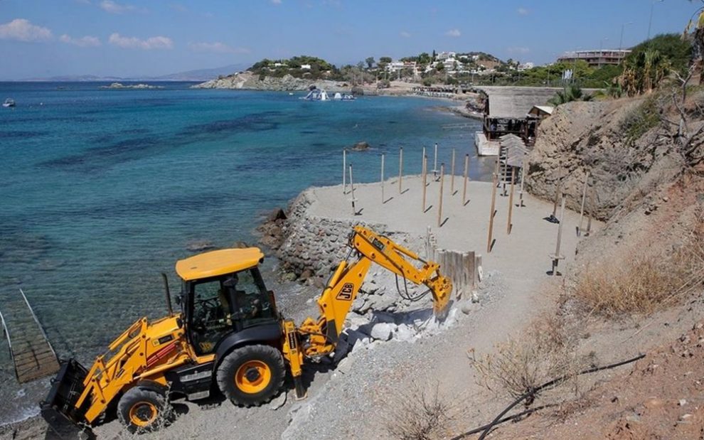 Αναλαμβάνουν δράση οι εισαγγελείς  για αυθαίρετα στον αιγιαλό