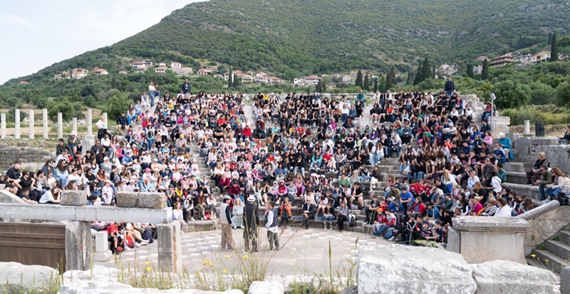 10ο Διεθνές Νεανικό Φεστιβάλ Αρχαίου Δράματος: «Πλούτος» από τη  ομάδα των Εκπαιδευτηρίων Μπουγά