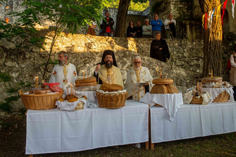 Ο Εσπερινός της Αγίας Τριάδος στο όρος Καλάθι