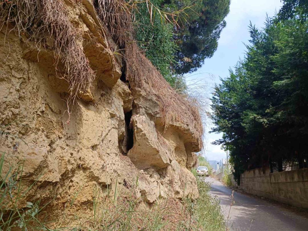Καλαμάτα: Επικίνδυνο πρανές  σε δρόμο με σχολεία και κατοικίες