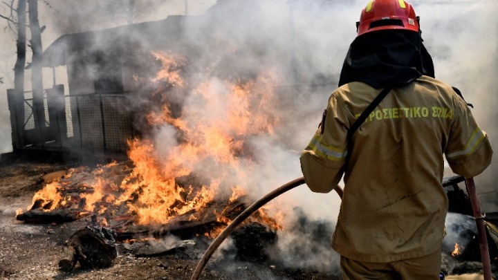 Συνεχίζεται η μάχη με τις φλόγες σε Σαρωνίδα, Δερβενοχώρια και Λουτράκι