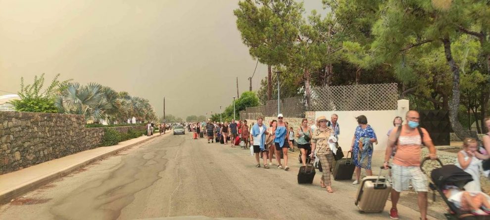 Ανεξέλεγκτη η πυρκαγιά στη Ρόδο – Επιχείρηση απεγκλωβισμoύ ατόμων από παραλίες