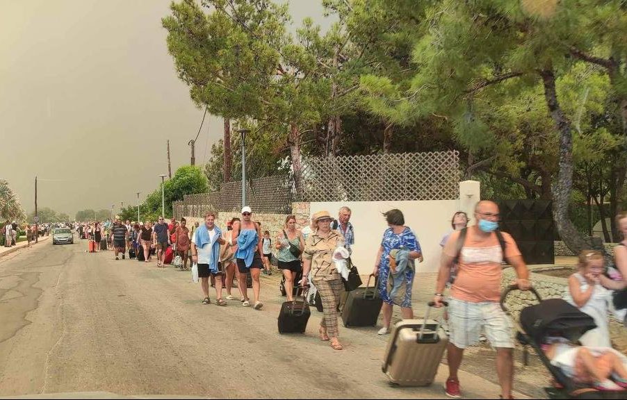 Ανεξέλεγκτη η πυρκαγιά στη Ρόδο – Επιχείρηση απεγκλωβισμoύ ατόμων από παραλίες