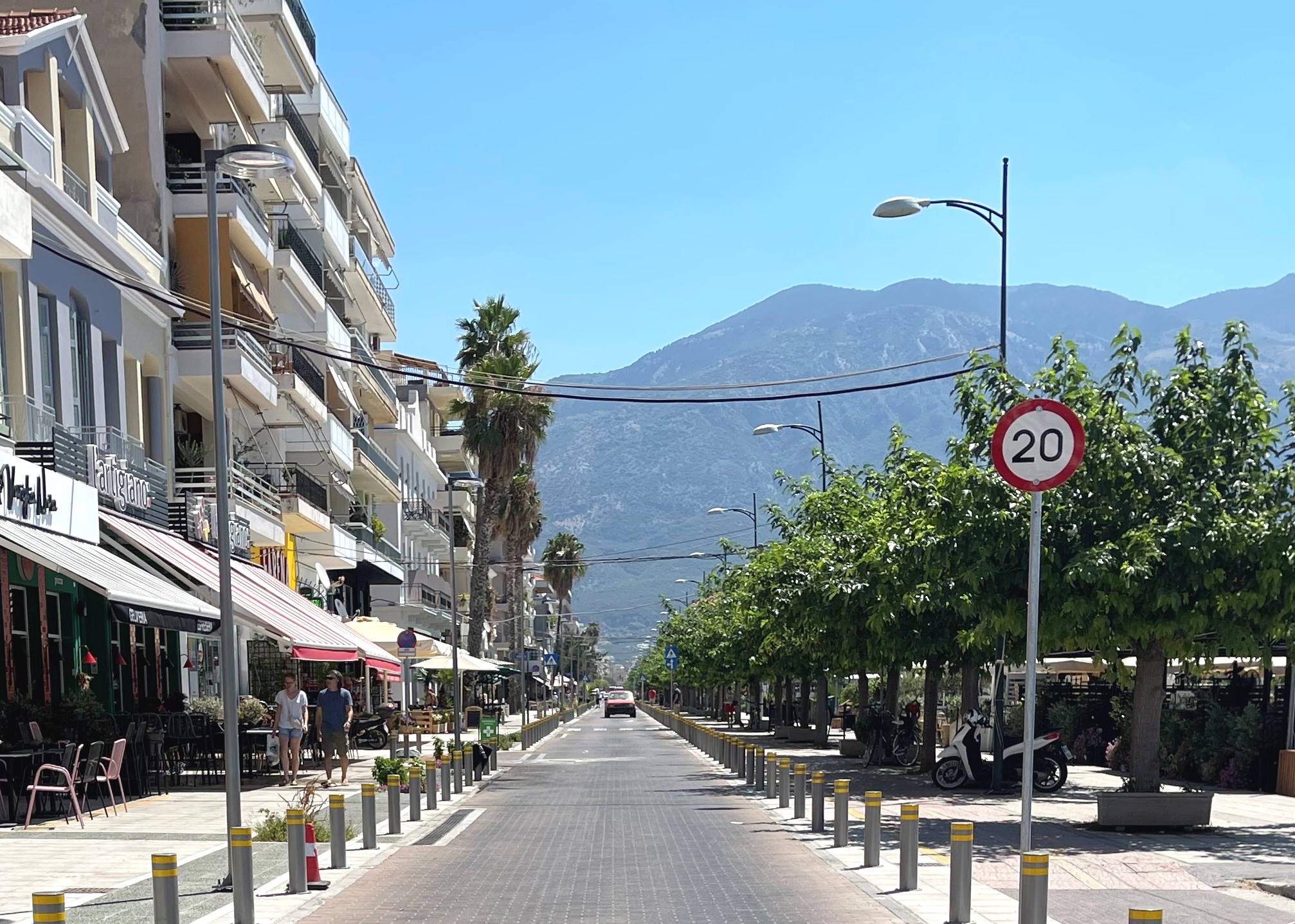 Νέοι ιστοί φωτισμού στο αναπλασμένο τμήμα της Ναυαρίνου