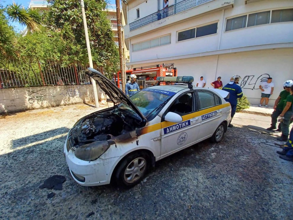 Φωτιά σε αυτοκίνητο της Δημοτικής Αστυνομίας στην Καλαμάτα