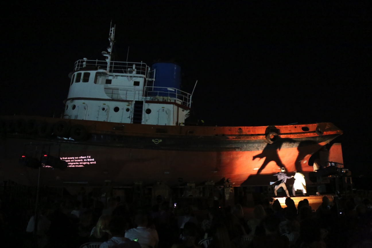 Η sold-out παράσταση Lemon απόψε στην  Καρδαμύλη υπό το φως της πανσελήνου…