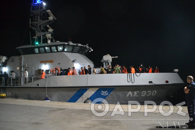 76 μετανάστες έφθασαν τα ξημερώματα στο λιμάνι της Καλαμάτας