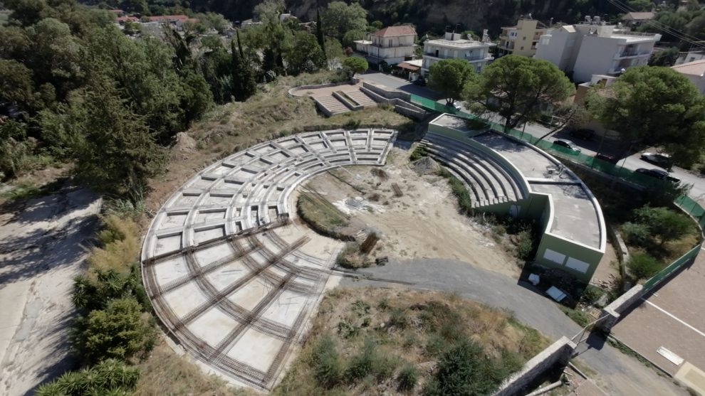 Ανοιχτό Θέατρο Καλαμάτας: Σε εξέλιξη οι εργασίες κατασκευής της μεταλλικής κερκίδας