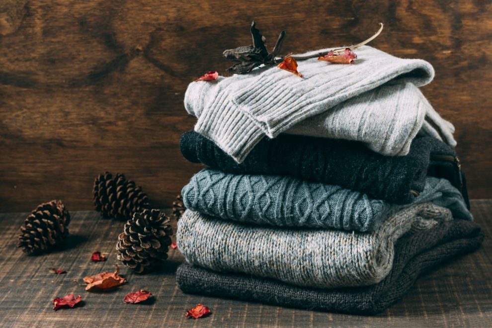 Φθινοπωρινό στυλ: Δες πώς θα συνδυάσεις πουλόβερ με πουκάμισο