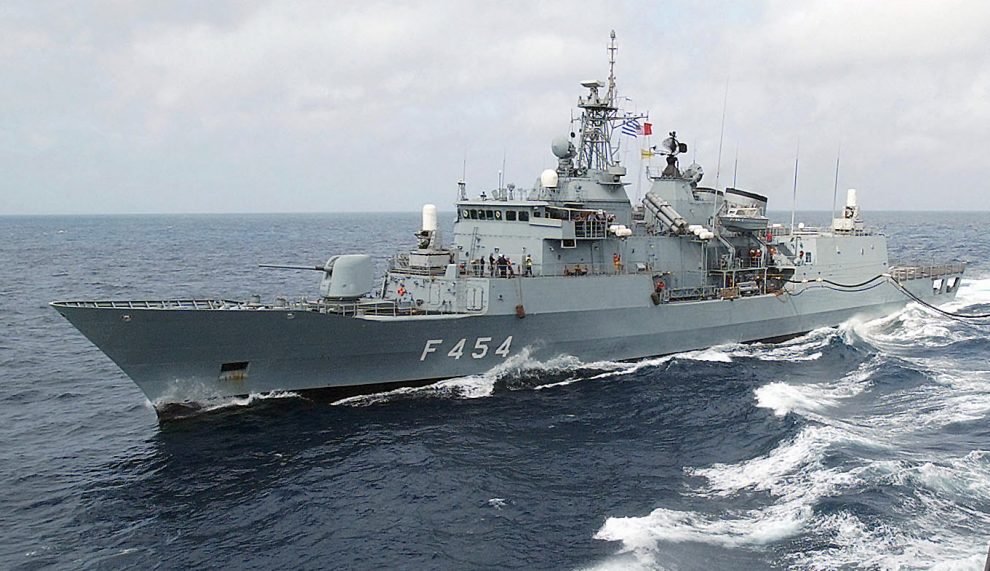 Φρεγάτα του Πολεμικού  Ναυτικού στο λιμάνι της Πύλου