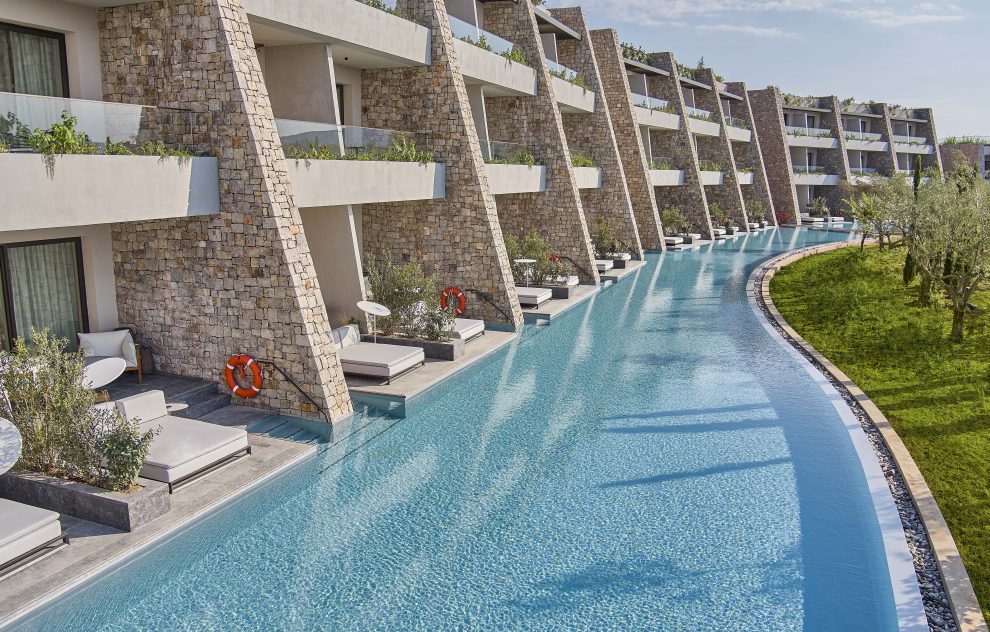Το W Costa Navarino στα “Top 50 Best Resorts in the World”, των Condé Nast Traveler Readers’ Choice Awards 2023