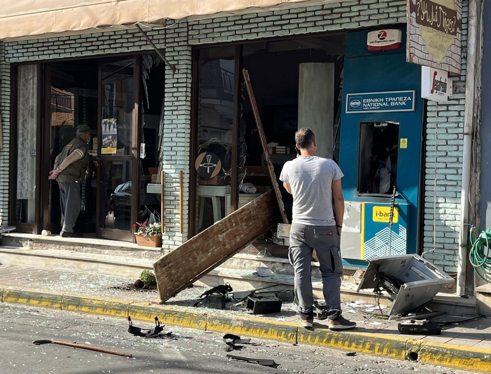 Σε εξέλιξη οι έρευνες για  την ανατίναξη του ΑΤΜ στο Πεταλίδι