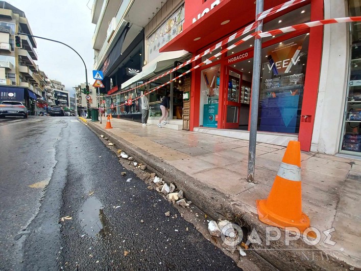 Πτώση τσιμεντένιων θραυσμάτων από πολυκατοικία στο κέντρο της Καλαμάτας