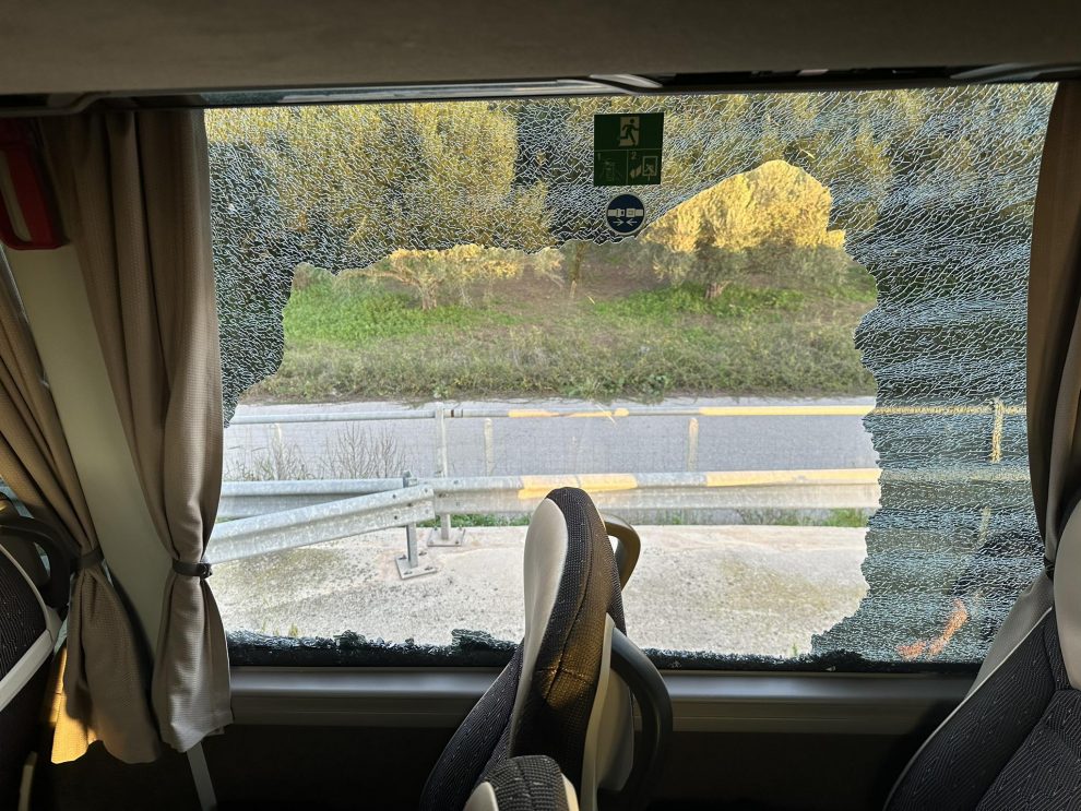 Επίθεση με πέτρες σε λεωφορείο του ΚΤΕΛ Μεσσηνίας γεμάτο κόσμο