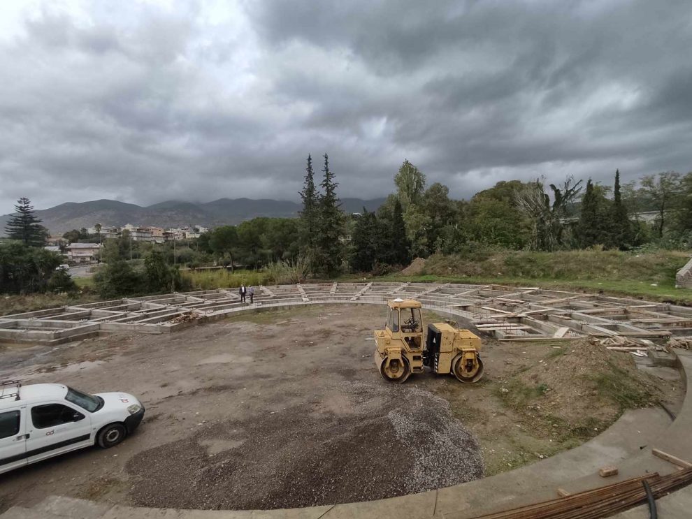 Ξεκινά η ανέγερση της μεταλλικής κερκίδας στο Ανοιχτό Θέατρο Καλαμάτας