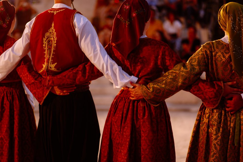 Δωρεάν μαθήματα παραδοσιακών χορών από εκπαιδευτικούς και γονείς στην Καλαμάτα