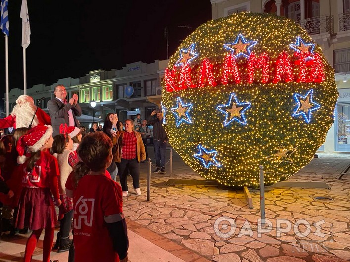 Φωταγωγήθηκε η χριστουγεννιάτικη μπάλα στην πλατεία 23ης Μαρτίου
