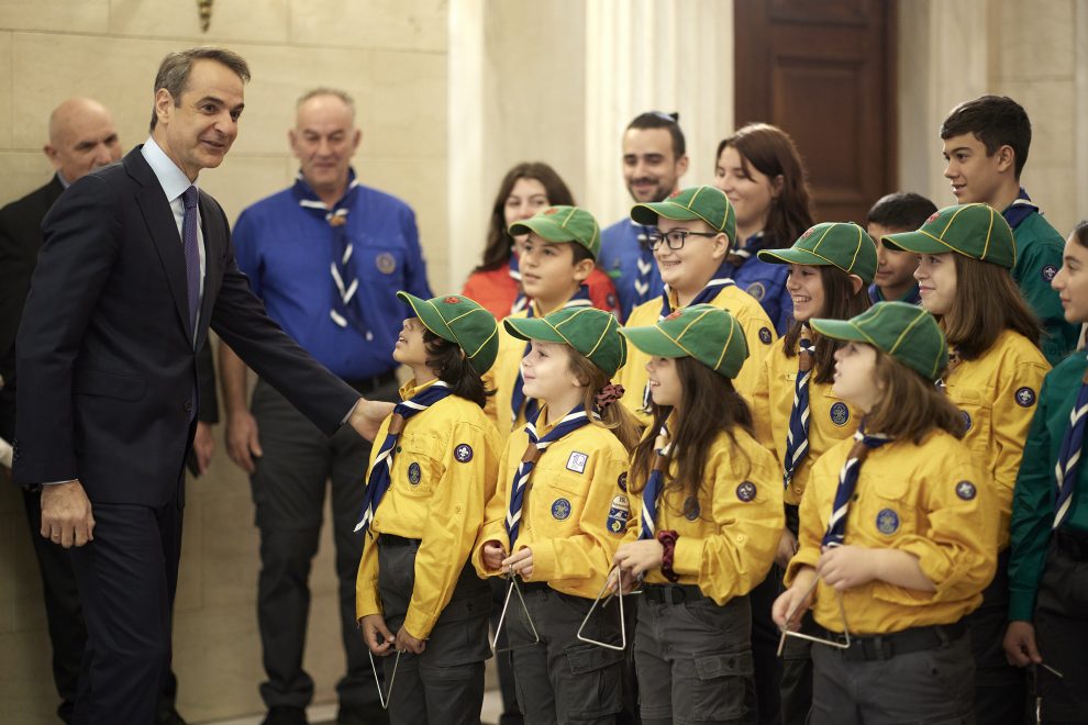 Κάλαντα στον πρωθυπουργό από το Σώμα Ελλήνων Προσκόπων