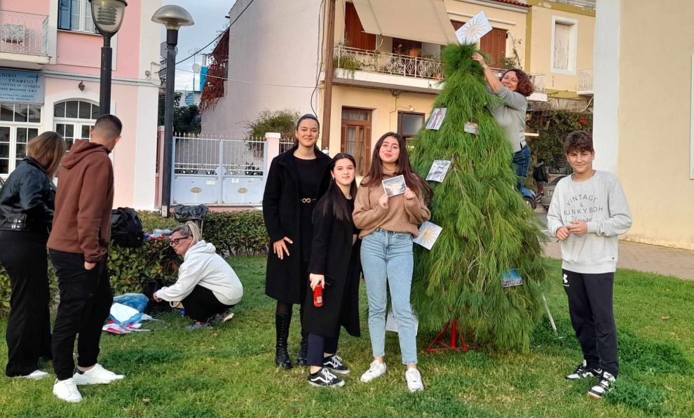 Φιλιατρά: Στολίστηκαν τα χριστουγεννιάτικα δέντρα σχολείων
