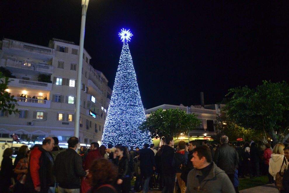 Φτάνει πια… Ο ίδιος χριστουγεννιάτικος κώνος στην πλατεία από το 2014!