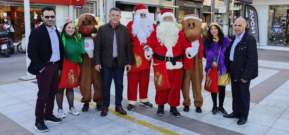 Ο Άγιος Βασίλης επισκέφθηκε καταστήματα της Καλαμάτας